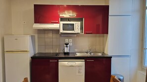 Frigorífico, microondas, placa de cocina y lavavajillas