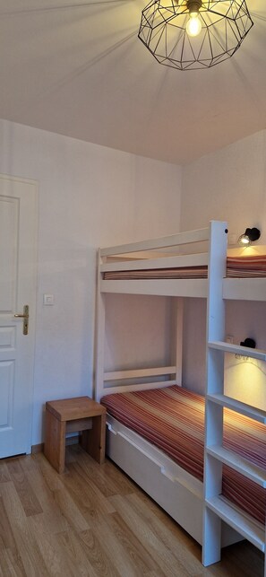 2 bedrooms, travel crib, free WiFi