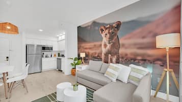 Jungle Safari 1 Bedroom Suite | Area keluarga | Smart TV 65-inci dengan saluran TV digital