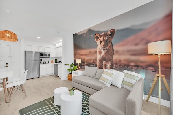 Jungle Safari 1 Bedroom Suite | 起居區 | 65-吋智慧型電視,提供數位頻道