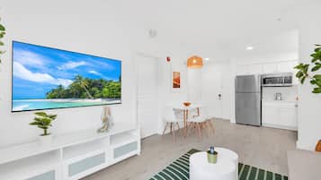 Jungle Safari 1 Bedroom Suite | In-room dining