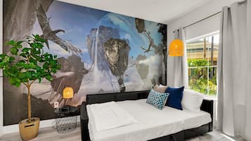 Experience Pandora 1 Bedroom Suite | Area keluarga | Smart TV 65-inci dengan saluran TV digital