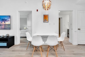 Out of this Galaxy 1 Bedroom Suite | Ruokailu omassa huoneessa