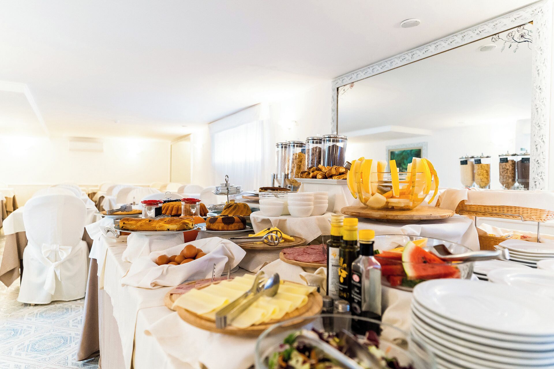 Petit déjeuner buffet (5 EUR par personne)
