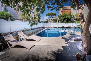 Seasonal outdoor pool, open 10:00 AM to 7:00 PM, pool loungers - Hotiday Room Collection - Sant'Agnello (Sant'Agnello)