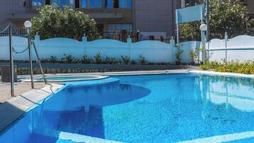 Alberca al aire libre por temporada y camastros