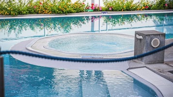 Außenpool (je nach Saison geöffnet), Liegestühle