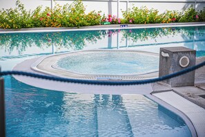 Kolam renang outdoor musiman, dengan kursi berjemur