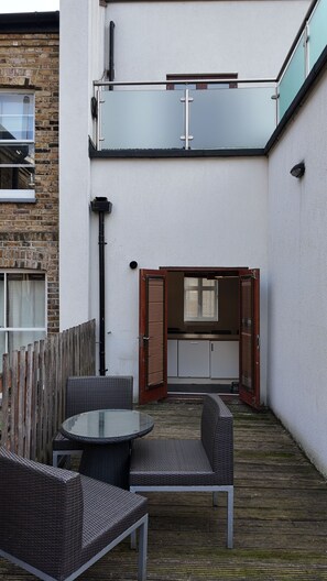 Outdoor dining - Lovely 2 BR with Patio Waterloo LM1 (UK)