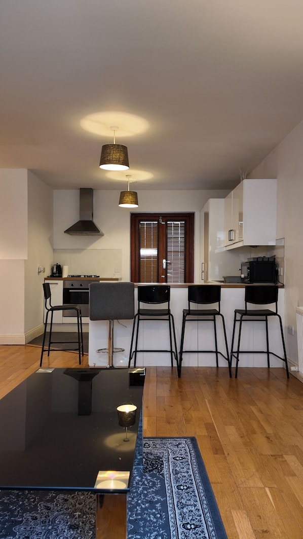 Microwave, oven, stovetop, dishwasher - Lovely 2 BR with Patio Waterloo LM1 (UK)