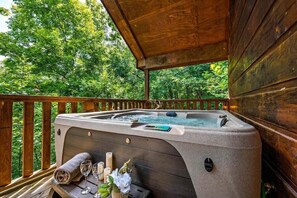 House, 2 Bedrooms | Outdoor spa tub