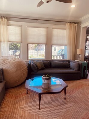 Fernseher, Kamin, Stereoanlage