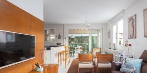 Deluxe House, 3 Bedrooms, Air conditioning, Poolside | Living area | Ping pong - Bz30 Casa em Geribá 250 metros da praia (Buzios)