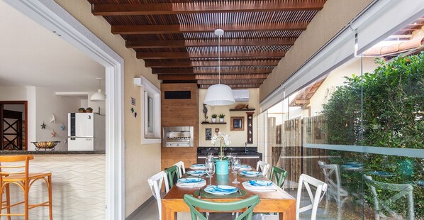 Deluxe-Haus, 3 Schlafzimmer, Klimaanlage, Poolseite | Speisen