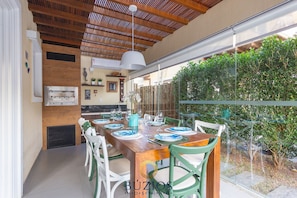 Deluxe House, 3 Bedrooms, Air conditioning, Poolside | Outdoor dining