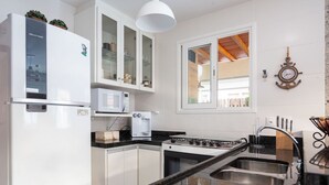 Deluxe House, 3 Bedrooms, Air conditioning, Poolside | Private kitchen | Fridge, microwave, oven, stovetop