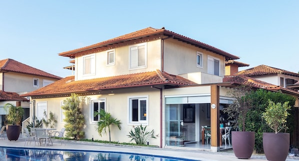 บ้านดีลักซ์, 3 ห้องนอน, เครื่องปรับอากาศ, ริมสระว่ายน้ำ | บริเวณภายนอก