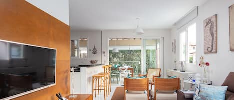 Casa luxo, 3 quartos, ar-condicionado, ao lado da piscina | Área de estar | Mesa de pingue-pongue