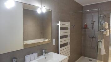 Suihku, hiustenkuivaaja, pyyhkeet, saippua