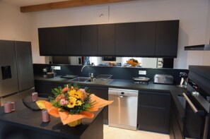 Een microgolfoven, een oven, een kookplaat, een vaatwasser