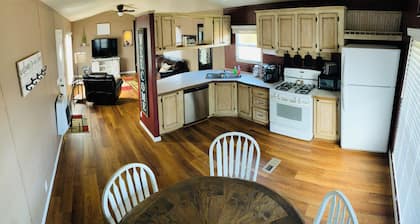 Scenic Views Near Marshall, Farm Stay, Private Patio, BBQ, with WiFi, AC