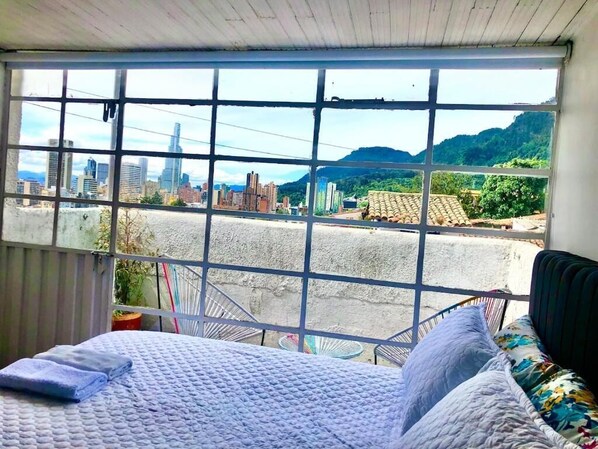 2 bedrooms, WiFi, bed sheets - House in La Candelaria with Amazing View & Balcony (Bogotá)