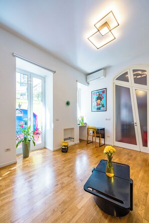 Huoneisto | Oleskelualue | 32–tuumainen äly-TV, jossa kaapelikanavat