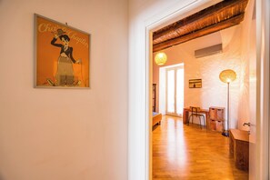 Huoneisto | Oleskelualue | 32–tuumainen äly-TV, jossa kaapelikanavat