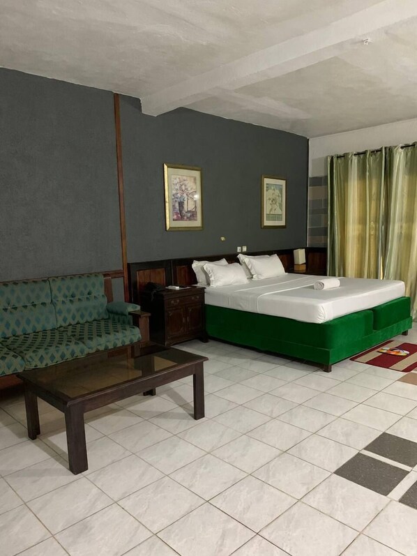 Dobbeltrom – senior, balkong, byutsikt | Skrivebord, skrivebord for bærbar PC, lydisolert og strykejern/-brett