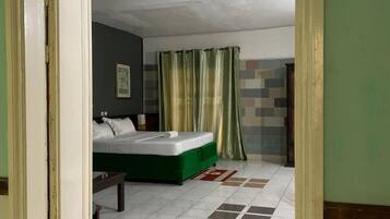 Habitación sénior doble, balcón, vistas a la ciudad | Escritorio y espacio para trabajar con un portátil