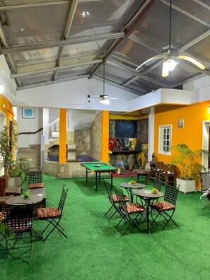 المنطقة المحيطة بالمنشأة