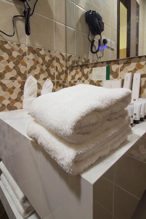 Shower, free toiletries, hair dryer, slippers - New Level Hotel – فندق نيوليفيل (Makkah)