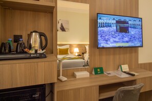 Escrivaninha, espaço de trabalho para notebook, cortinas blackout