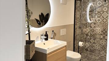 Haartrockner, Handtücher, Seife, Shampoo