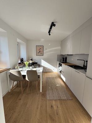 Fridge, oven, stovetop, dishwasher