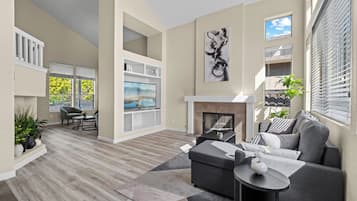 Una Smart TV, una chimenea