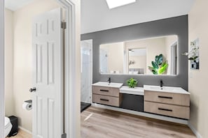 Hair dryer, towels, soap, shampoo - “NEW” Half Moon Retreat / +Pool Table / - 5 min away from GRATON casino (Santa Rosa)