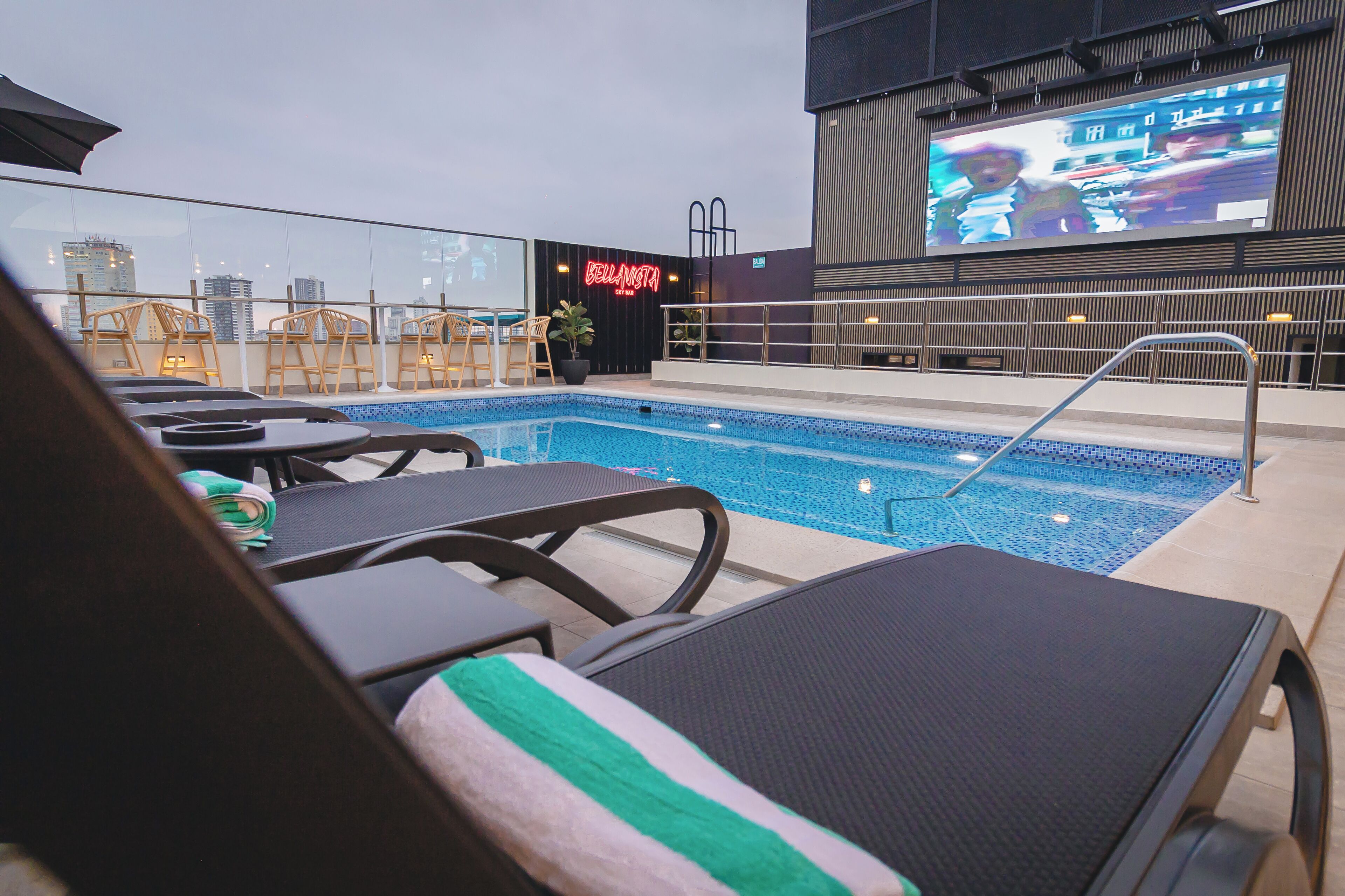 Kolam renang outdoor, dengan payung kolam renang