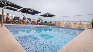 Kolam renang outdoor, dengan payung kolam renang