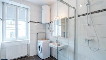 Appartamento Superior, 2 camere da letto, balcone, vista montagna | Bagno | Doccia, set di cortesia gratuito, asciugacapelli, asciugamani