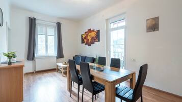 Superior Apartment, 2 Bedrooms, Balcony, Mountain View | Ruang kerja komputer riba, langsir/tirai gelap terus, kalis bunyi