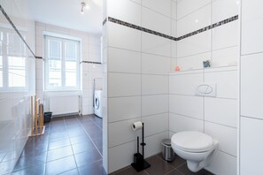 Superior appartement, 2 slaapkamers, balkon, uitzicht op bergen | Badkamer | Een douche, gratis toiletartikelen, een haardroger, badjassen