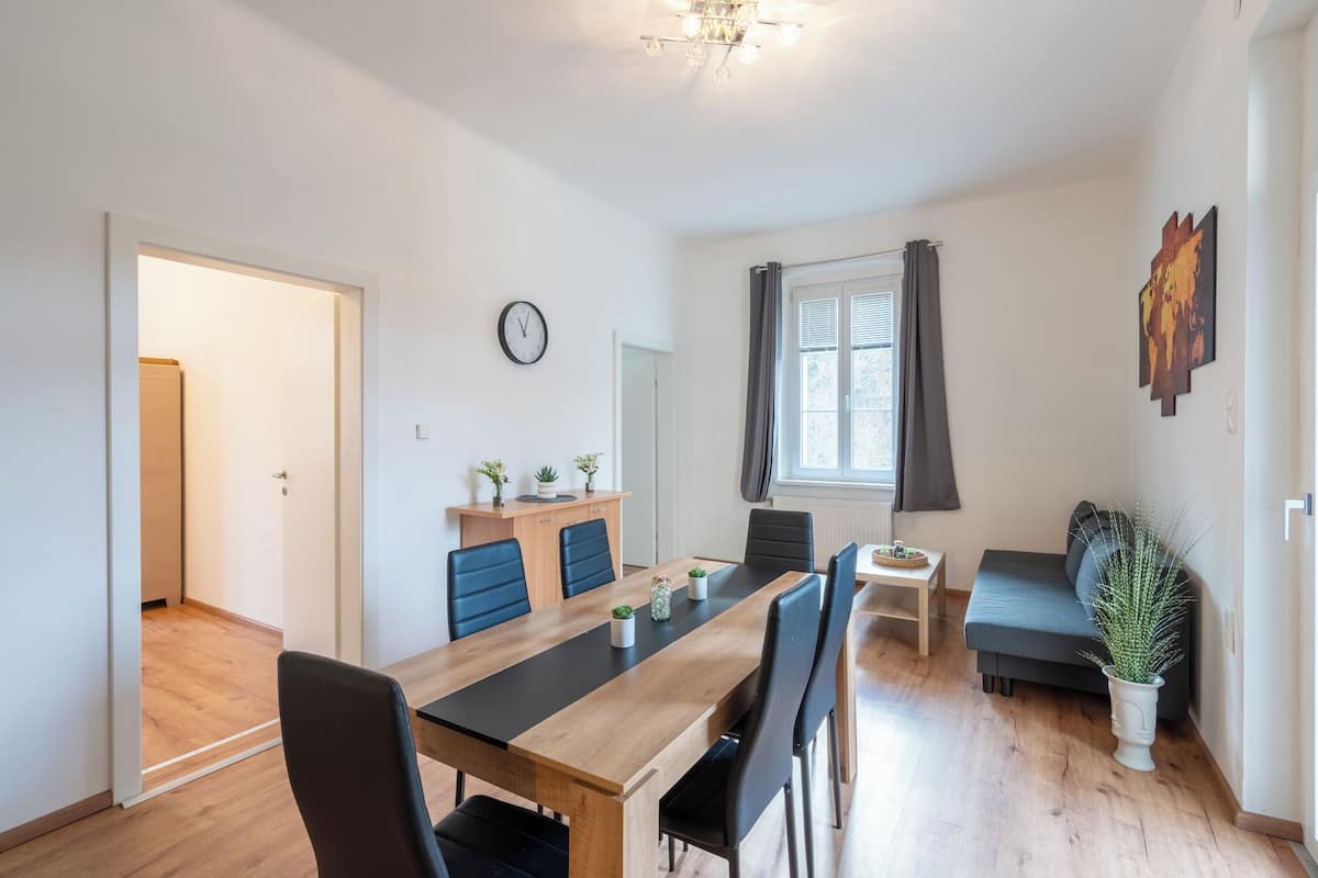 Superior-Apartment, 2 Schlafzimmer, Balkon, Bergblick | Laptopgeeigneter Arbeitsplatz, Verdunkelungsvorhänge
