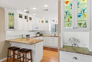 Réfrigérateur, micro-ondes, four, lave-vaisselle