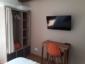3 bedrooms, desk, iron/ironing board, WiFi