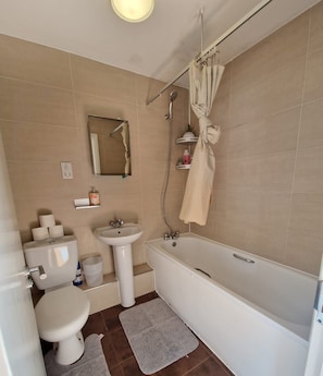 Sèche-cheveux, serviettes fournies, papier toilette