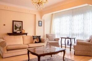 TV - Stay in a Sea View House in the City Center (Izmir)