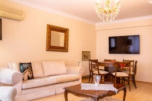 TV - Stay in a Sea View House in the City Center (Izmir)