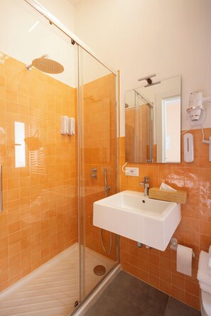 Standard Double Room, City View | Bathroom | Shower, hair dryer, bidet, towels - Sun&City Naples (Naples)