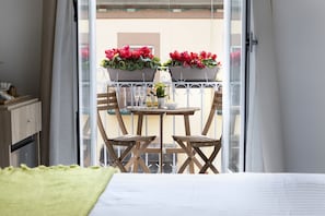 Superior driepersoonskamer, balkon, uitzicht op de stad | 1 slaapkamer, een gratis minibar, een kluis op de kamer